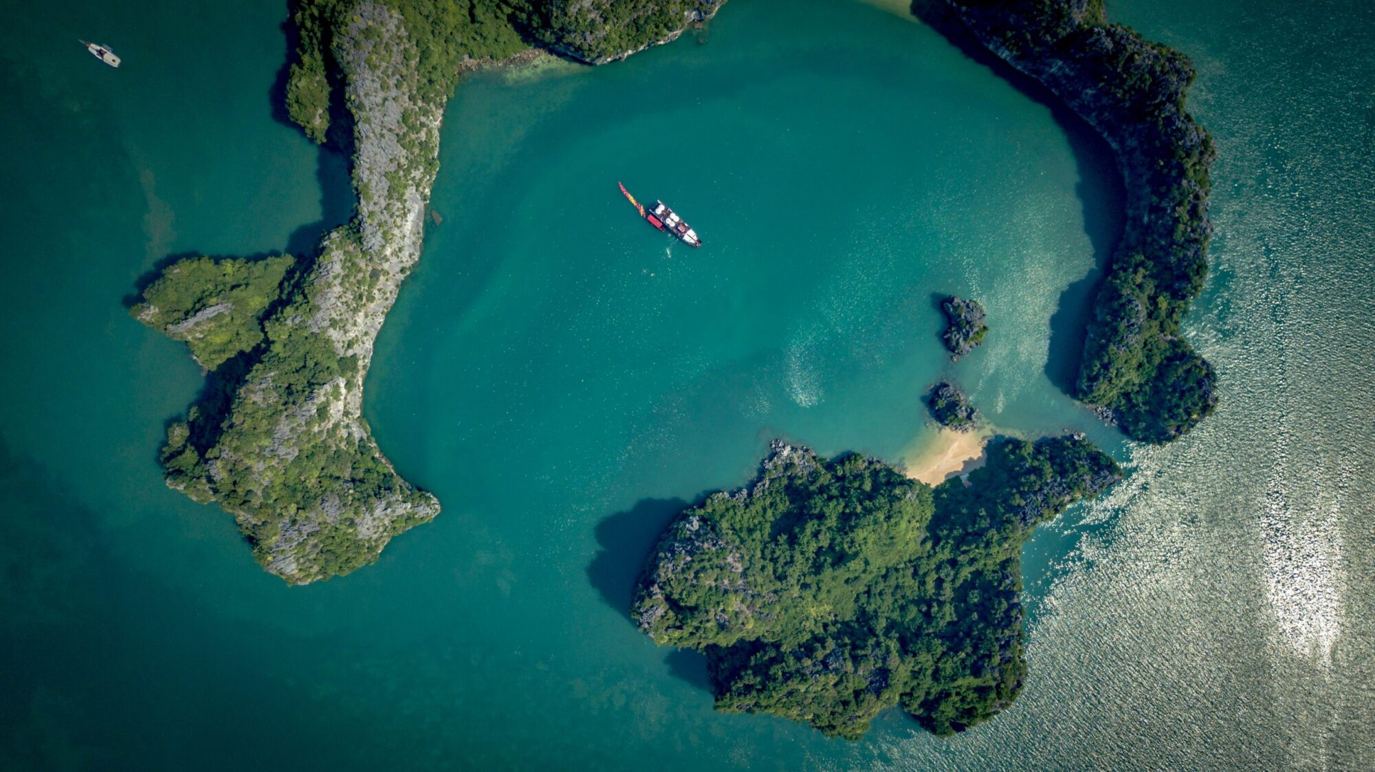 Bai Tu Long Bay: A journey into the majestic scenery of Quang Ninh, Vietnam